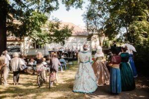 Auf der Bühne hinter dem Dürerbundhaus erleben Besucherinnen und Besucher zahlreiche Auftritte